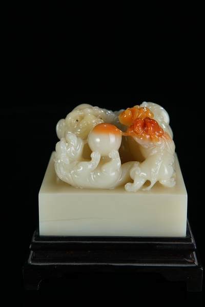 方寸藏珍·寿山田黄印章专场（一） - 寿山芙蓉石《三狮戏球》印玺