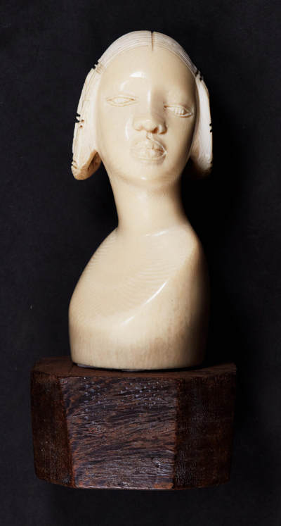 【俄甄集藏】“万象更新、马呈祥瑞”迎新春俄甄精品场-2026年(047)01-21 星期三 晚 19:30 全场包邮 - 欧洲回流中古白色有机材料妇女雕像，雕像高：120mm，雕像底部尺寸：50mmx40mm，雕像重量（不含木质底座）：311.02克，雕工精美，保存完好无纹裂，不可多得