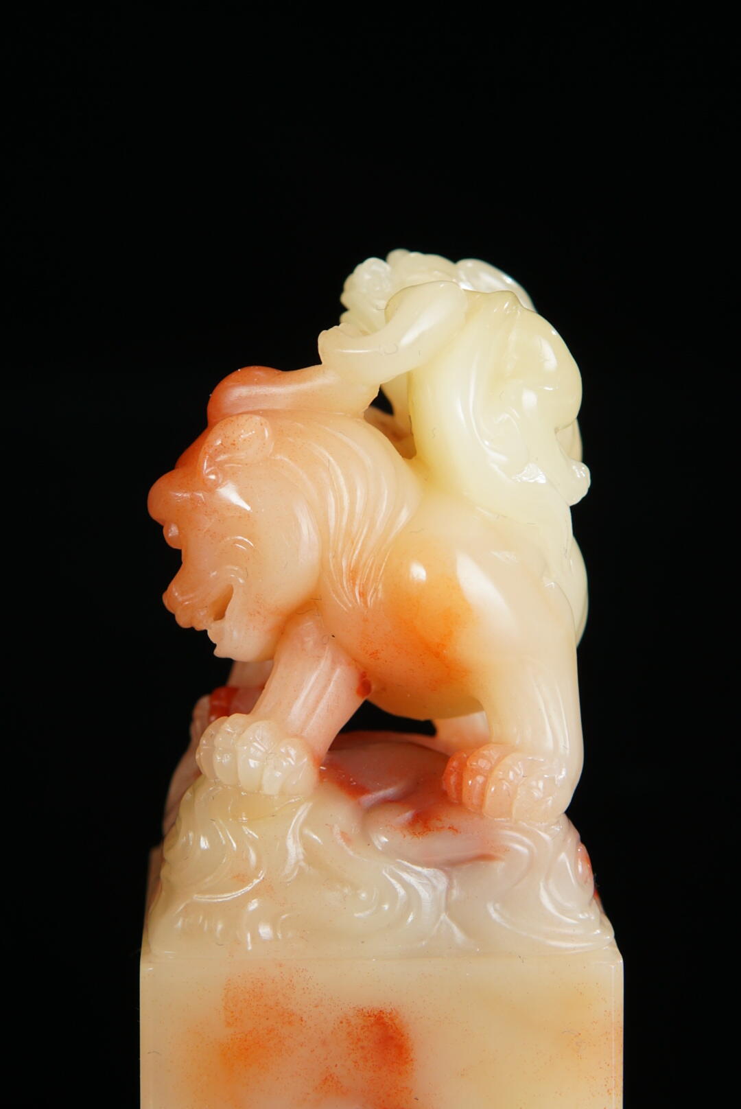 方寸藏珍·寿山田黄印章专场（一） 寿山三彩芙蓉石《携子上朝》钮章