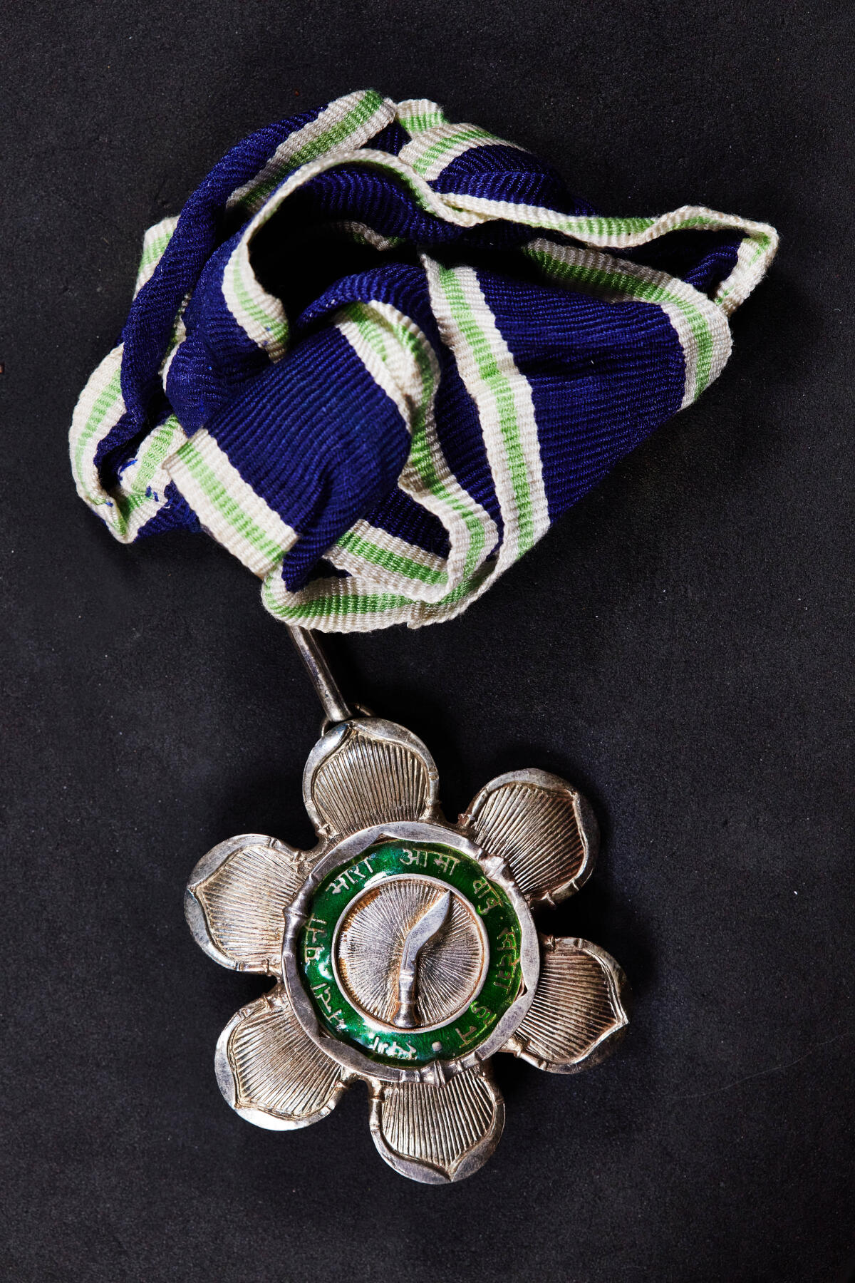 【俄甄集藏】“万象更新、马呈祥瑞”迎新春俄甄精品场-2026年(047)01-21 星期三 晚 19:30 全场包邮 尼泊尔王国四级骑士团勋章(त्रिशक्ति पट्ट/Order of Tri Shakti Patta/Order of the Three Divine Powers)，银质局部珐琅，授予为国家做出杰出贡献的尼泊尔公民以及热爱尼泊尔王国的外籍人士，直径：62mm，重量：56.9克，稀有品种，珐琅完好的难得一见