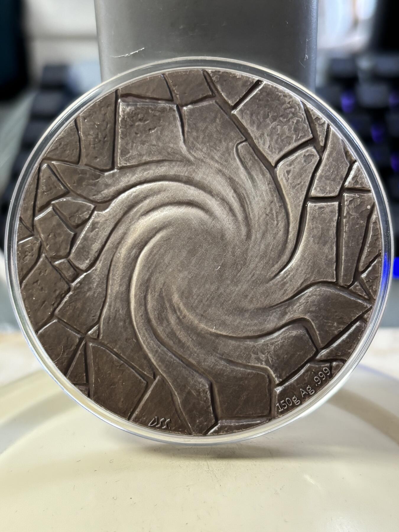 第188期拍卖 铸梦系列银章《铸梦·碟缘》纪念银章带盒证书，150克，999银，材料价3255