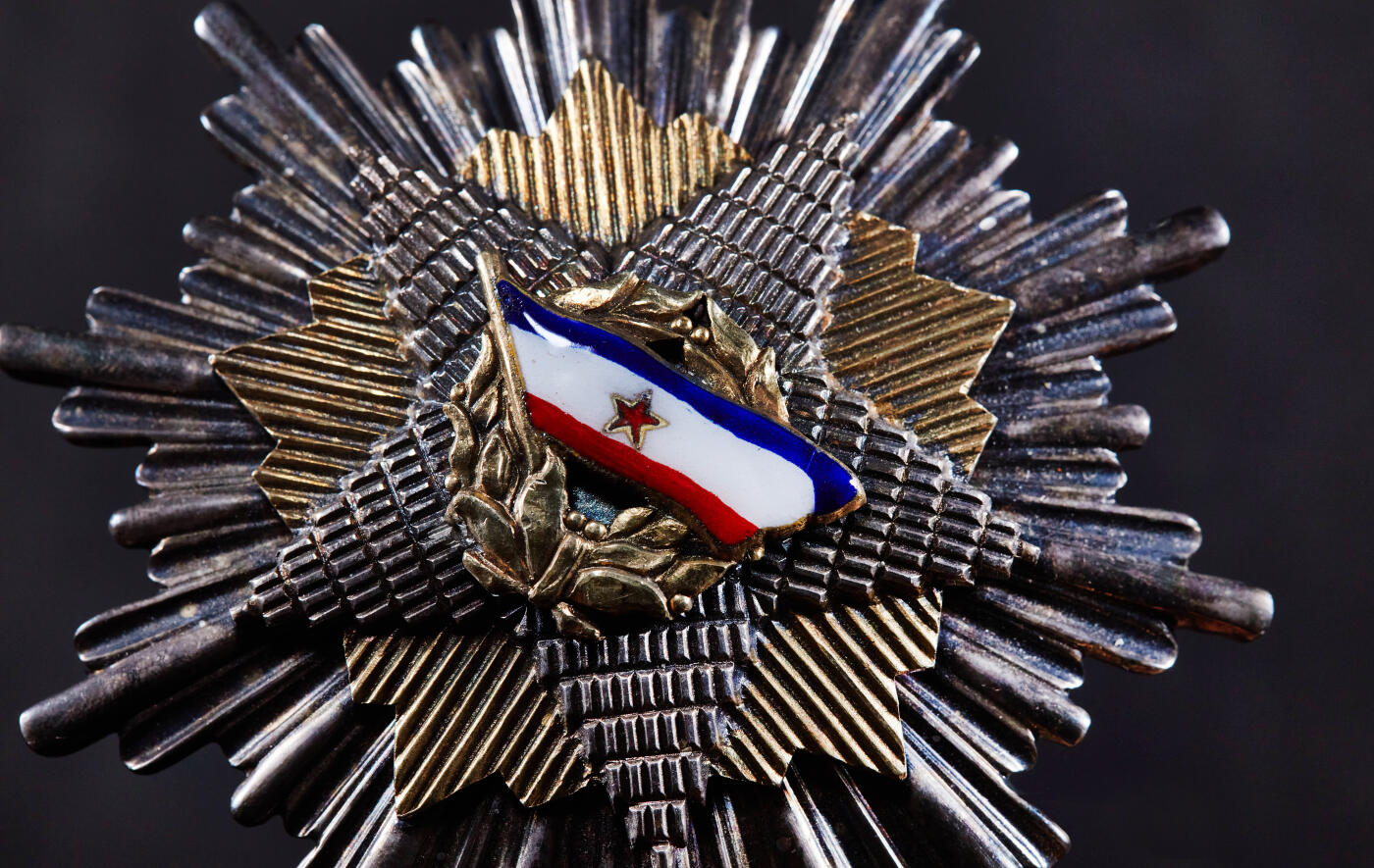 【俄甄集藏】“万象更新、马呈祥瑞”迎新春俄甄精品场-2026年(047)01-21 星期三 晚 19:30 全场包邮 南斯拉夫1947年版一级国旗勋章，银质局部镀金珐琅，高等级，稀有，共发型1321枚，直径：80mm，重量：92.85克