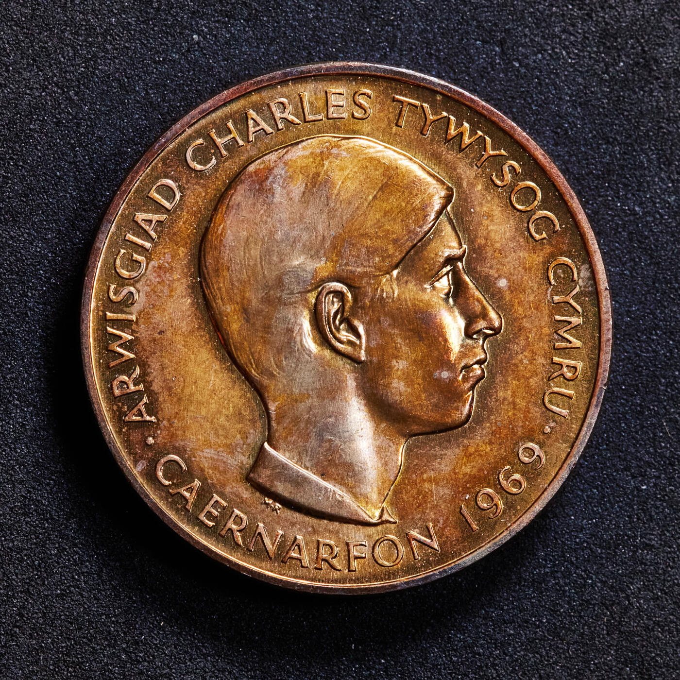 【俄甄集藏】“万象更新、马呈祥瑞”迎新春俄甄精品场-2026年(047)01-21 星期三 晚 19:30 全场包邮 英国1969年查尔斯王子受封威尔士亲王纪念铜章，威尔士直径：31mm，重量：26.21克，包浆匀称