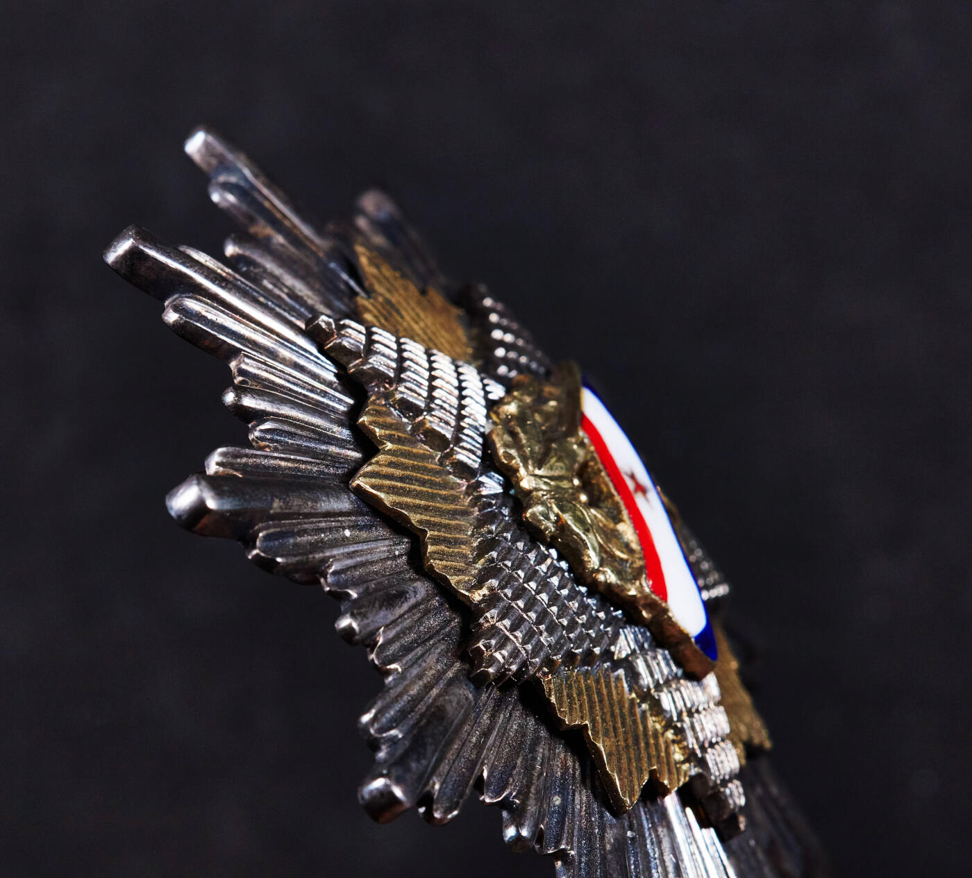 【俄甄集藏】“万象更新、马呈祥瑞”迎新春俄甄精品场-2026年(047)01-21 星期三 晚 19:30 全场包邮 南斯拉夫1947年版一级国旗勋章，银质局部镀金珐琅，高等级，稀有，共发型1321枚，直径：80mm，重量：92.85克