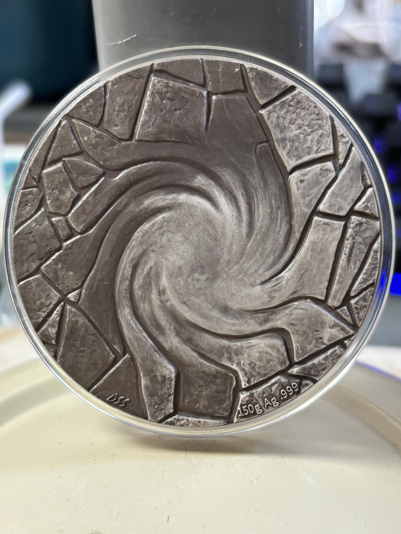 第188期拍卖 铸梦系列银章《铸梦·淳爱》纪念银章带盒证书，150克，999银，材料价3255