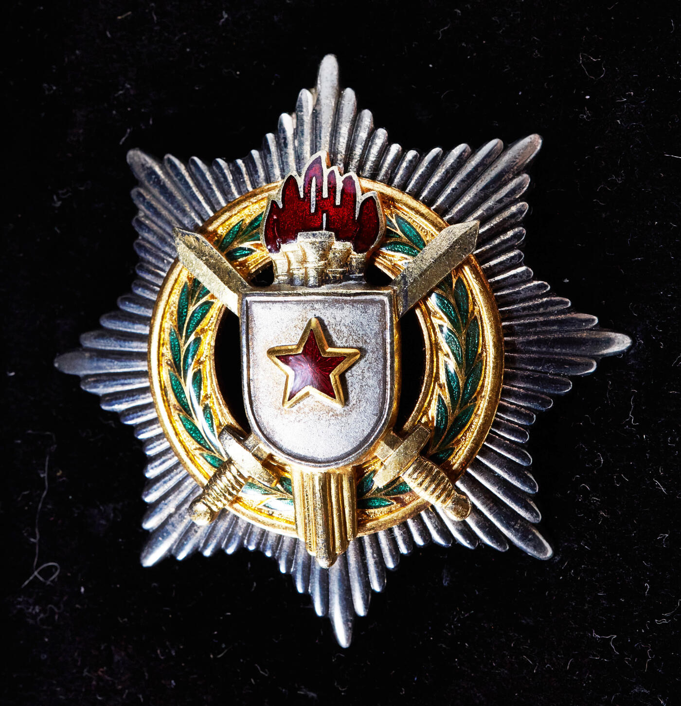 【俄甄集藏】“万象更新、马呈祥瑞”迎新春俄甄精品场-2026年(047)01-21 星期三 晚 19:30 全场包邮 南斯拉夫二级军事功勋勋章，原盒带证，银质珐琅局部镀金，全品，五火炬版，直径：65mm，重量：62.83克，900银