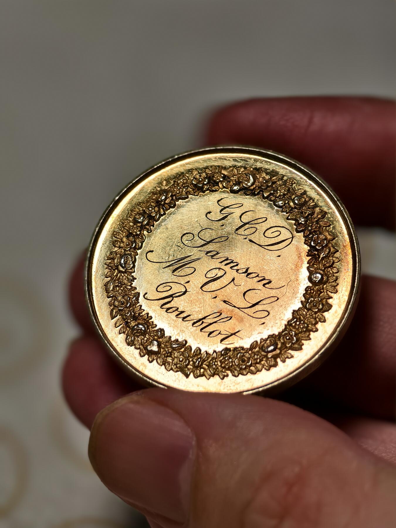 抚柳草堂-第九期章牌钱币（大寒专场） 奖章勋章限时免佣 满百包邮 放漏专场 1860法国婚姻与爱情纪念镀金银章  950银18.7g  早期手指银标 原铸精品 手刻字漂亮 细节非常好镀金层完美