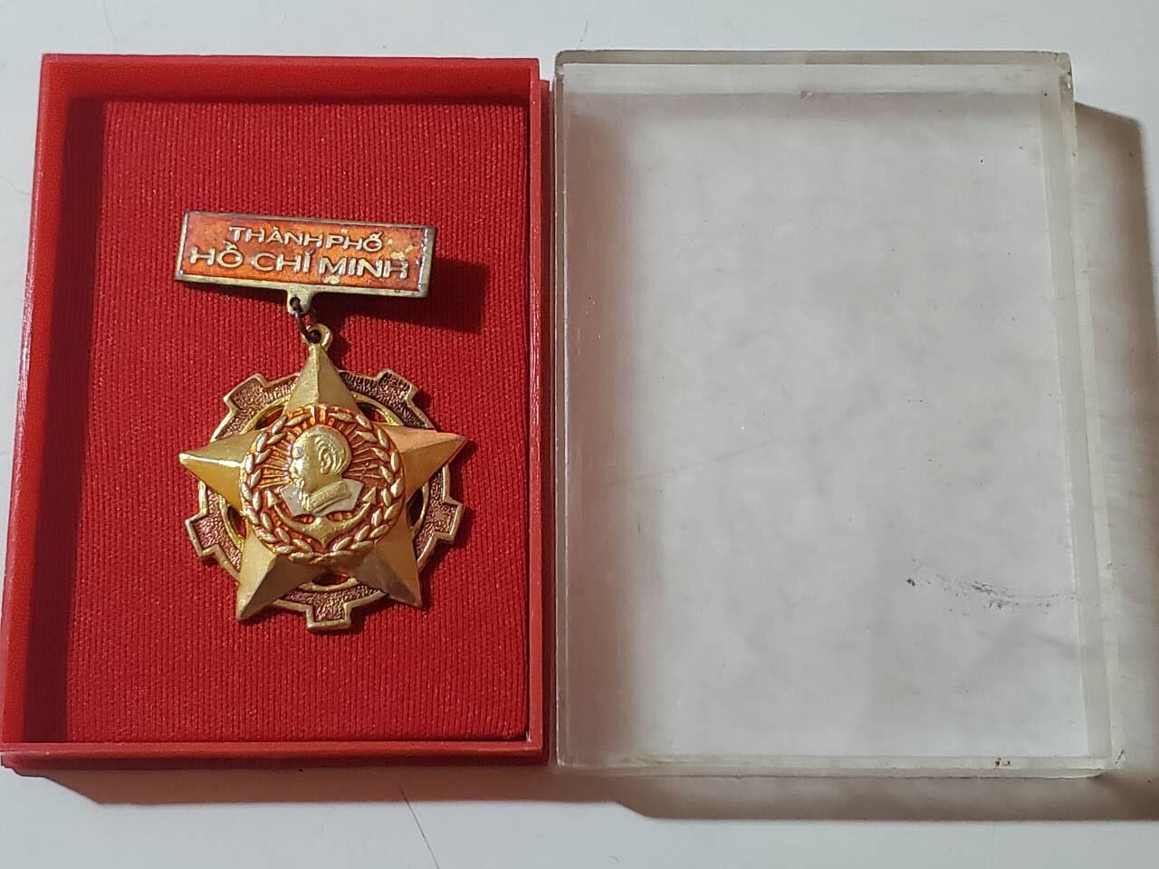 韵星假日拍卖第三十七期 -- Rimey Holidays Auction 37 越南社会主义共和国胡志明市建设奖章带原盒 颁发给战后建设胡志明市的军民 短时间颁发 稀有 