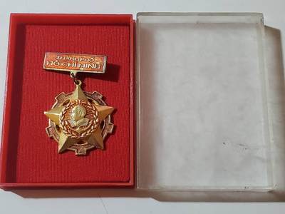 韵星假日拍卖第三十七期 -- Rimey Holidays Auction 37 - 越南社会主义共和国胡志明市建设奖章带原盒 颁发给战后建设胡志明市的军民 短时间颁发 稀有 