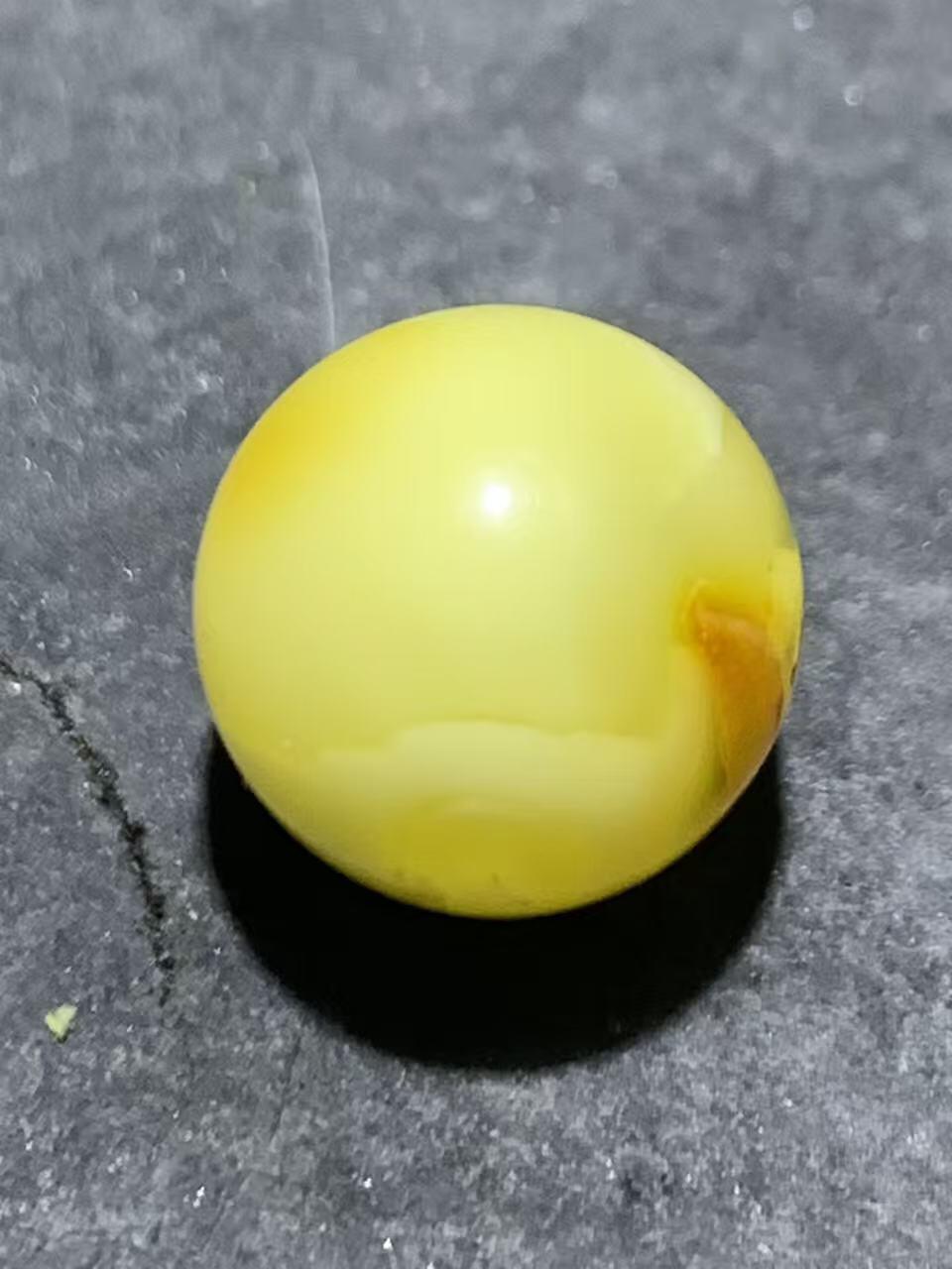 天然俄料原矿蜜蜡通货圆珠一颗，