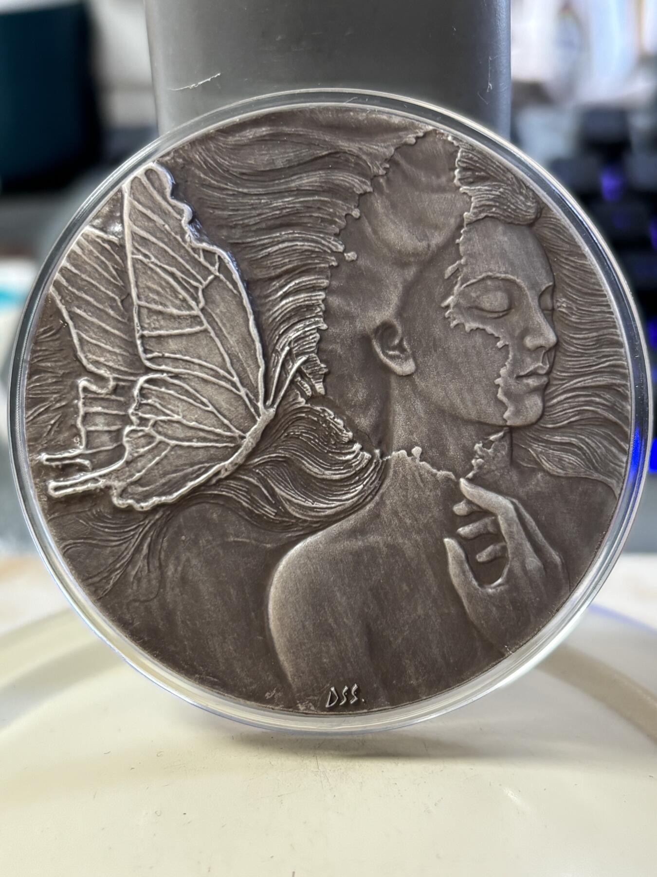 第188期拍卖 铸梦系列银章《铸梦·碟缘》纪念银章带盒证书，150克，999银，材料价3255