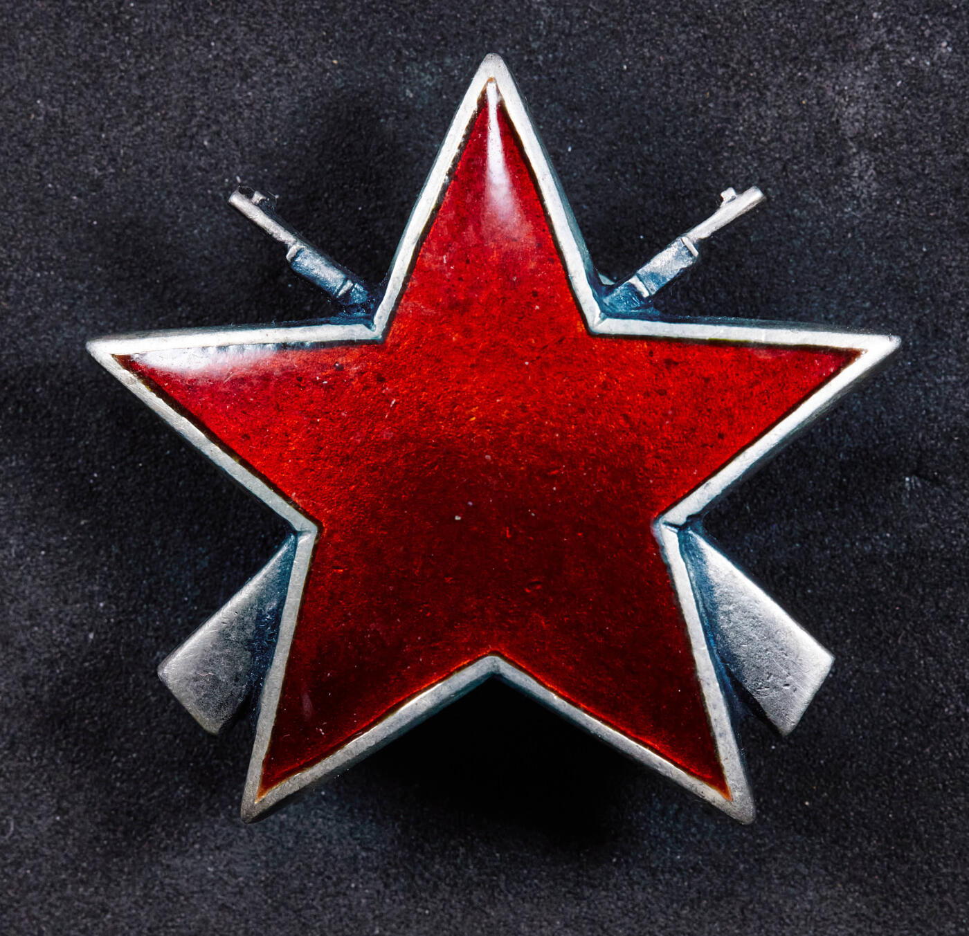 【俄甄集藏】“万象更新、马呈祥瑞”迎新春俄甄精品场-2026年(047)01-21 星期三 晚 19:30 全场包邮 南斯拉夫三战游击队之星勋章，萨格勒布制造版，20055号，银质珐琅库存全品，直径：40mm，纯银部分重量：17.93克