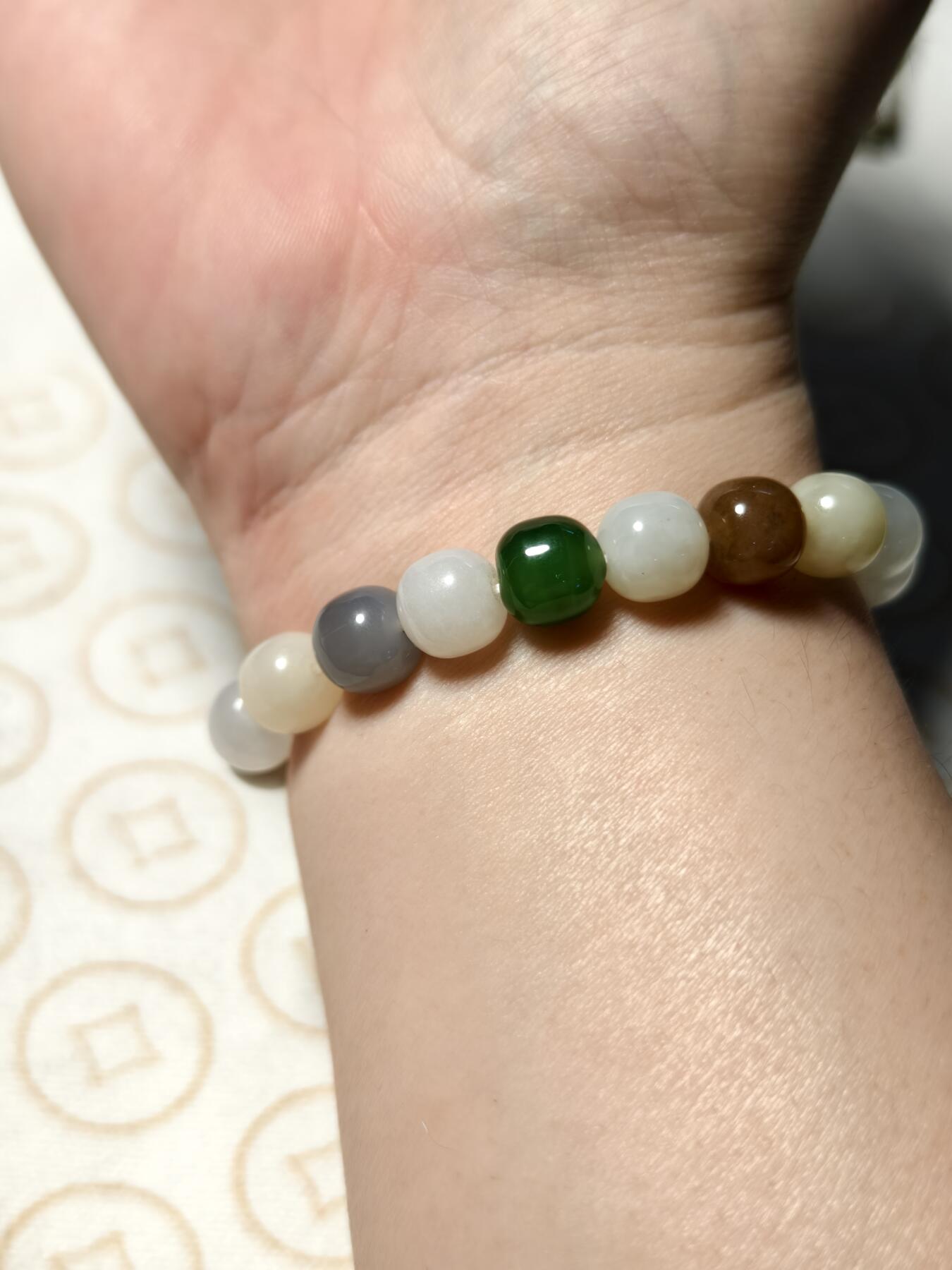 抚柳草堂-第九期章牌钱币（大寒专场） 奖章勋章限时免佣 满百包邮 放漏专场 和田玉多宝彩虹糖手串  珠子油润细腻个别有瑕疵 直径9.5mm左右 全部和田玉色彩丰富上手感觉不错