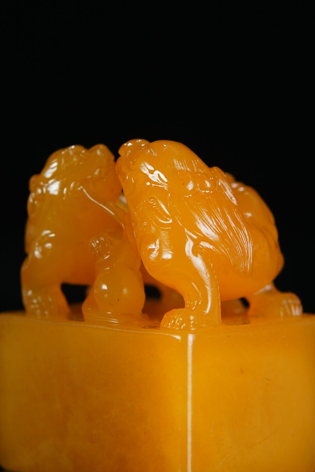 方寸藏珍·寿山田黄印章专场（一） 寿山田黄石《双螭戏球》钮章