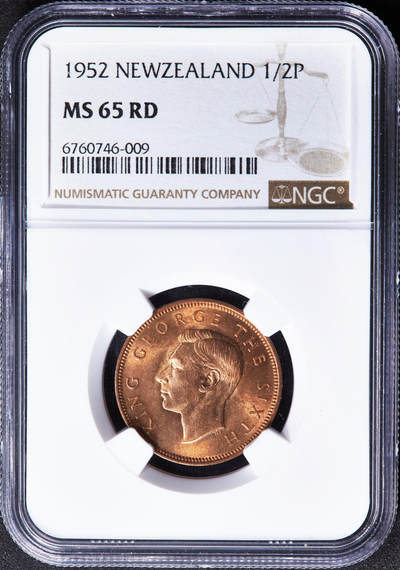 【俄甄集藏】“万象更新、马呈祥瑞”迎新春俄甄精品场-2026年(047)01-21 星期三 晚 19:30 全场包邮 - 新西兰1952年乔治六世1/2便士毛利人绿玉猴图腾护身符铜币，NGC 65RD，原铜光难得，转光品相