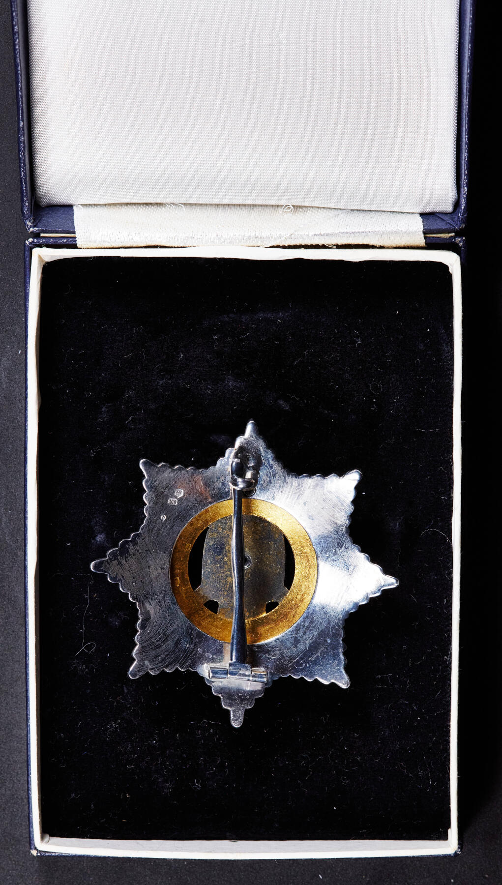 【俄甄集藏】“万象更新、马呈祥瑞”迎新春俄甄精品场-2026年(047)01-21 星期三 晚 19:30 全场包邮 南斯拉夫二级军事功勋勋章，原盒带证，银质珐琅局部镀金，全品，五火炬版，直径：65mm，重量：62.83克，900银