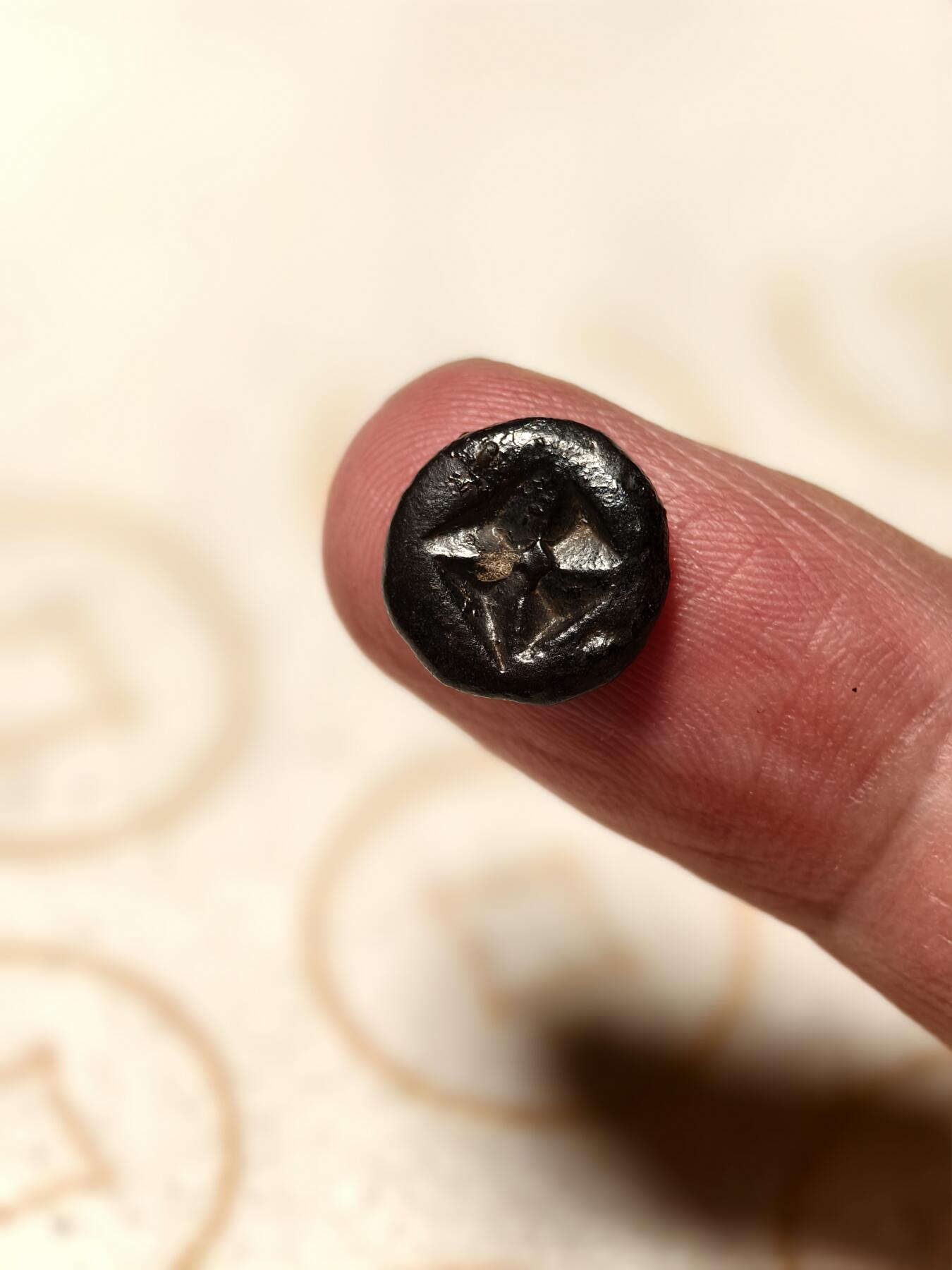 抚柳草堂-第九期章牌钱币（大寒专场） 奖章勋章限时免佣 满百包邮 放漏专场 三佛齐王国末期至满者伯夷王国早期打制小银币 1.4g重正面有檀香花徽记，背面爪哇岛文，面值1 Unit或称Masa