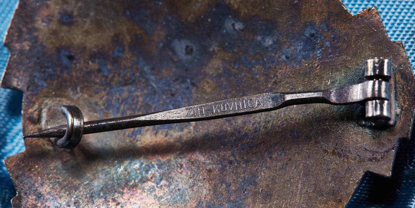 【俄甄集藏】“万象更新、马呈祥瑞”迎新春俄甄精品场-2026年(047)01-21 星期三 晚 19:30 全场包邮 南斯拉夫三级劳动勋章，晚期别针版，铜质镀银，原盒带略，直径：45mm，重量：25.55克，外盒老化开裂