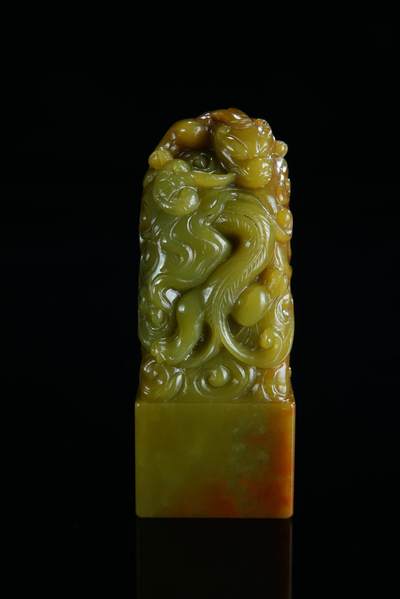 方寸藏珍·寿山田黄印章专场（二） - 寿山艾叶绿《螭龙献瑞》钮章