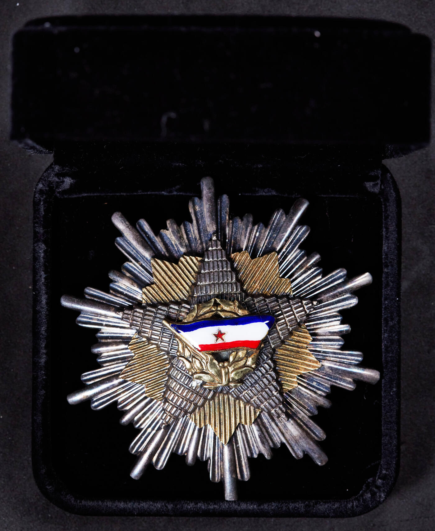 【俄甄集藏】“万象更新、马呈祥瑞”迎新春俄甄精品场-2026年(047)01-21 星期三 晚 19:30 全场包邮 南斯拉夫1947年版一级国旗勋章，银质局部镀金珐琅，高等级，稀有，共发型1321枚，直径：80mm，重量：92.85克