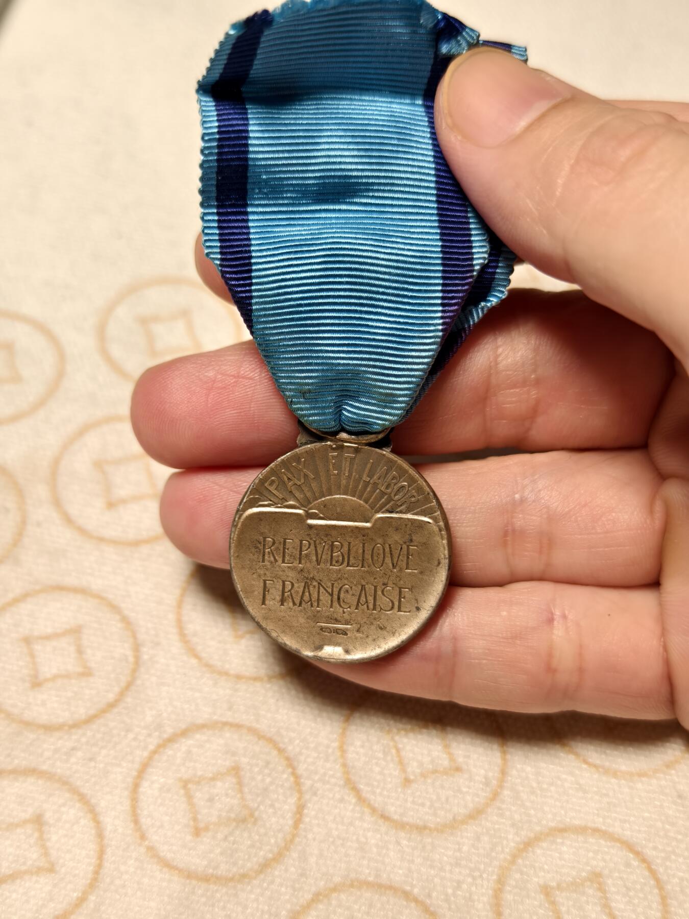 抚柳草堂-第九期章牌钱币（大寒专场） 奖章勋章限时免佣 满百包邮 放漏专场 20世纪中期 法国银级体育奖章  银质950银带银标  去掉绶带净重14.9g