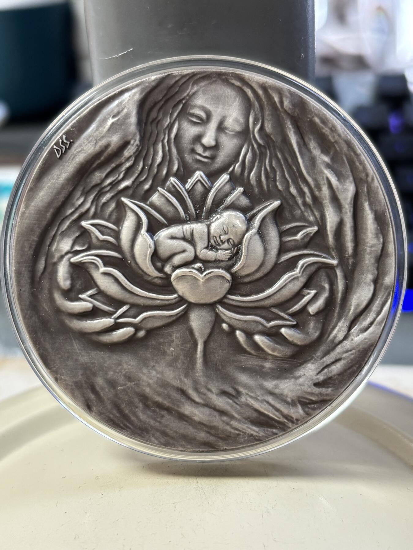 第188期拍卖 铸梦系列银章《铸梦·淳爱》纪念银章带盒证书，150克，999银，材料价3255