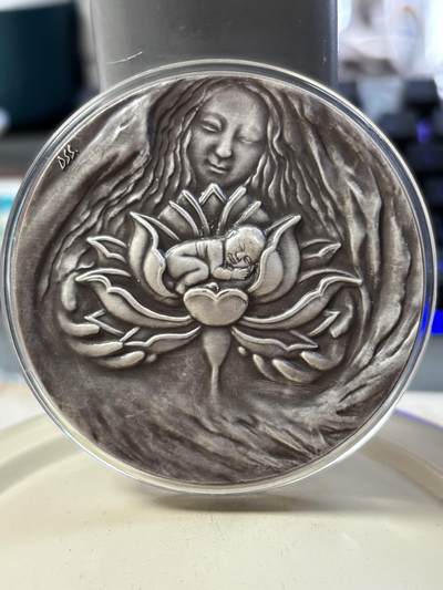 第188期拍卖 - 铸梦系列银章《铸梦·淳爱》纪念银章带盒证书，150克，999银，材料价3255