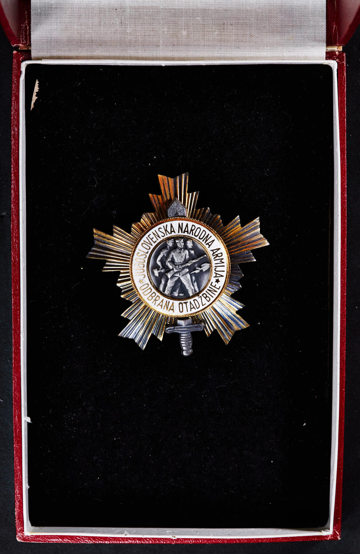 【俄甄集藏】“万象更新、马呈祥瑞”迎新春俄甄精品场-2026年(047)01-21 星期三 晚 19:30 全场包邮 南斯拉夫二级人民军勋章，银质镀金局部珐琅，全品，直径：68mm，重量：66.1克，900银