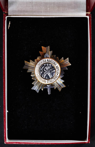 【俄甄集藏】“万象更新、马呈祥瑞”迎新春俄甄精品场-2026年(047)01-21 星期三 晚 19:30 全场包邮 - 南斯拉夫二级人民军勋章，银质镀金局部珐琅，全品，直径：68mm，重量：66.1克，900银