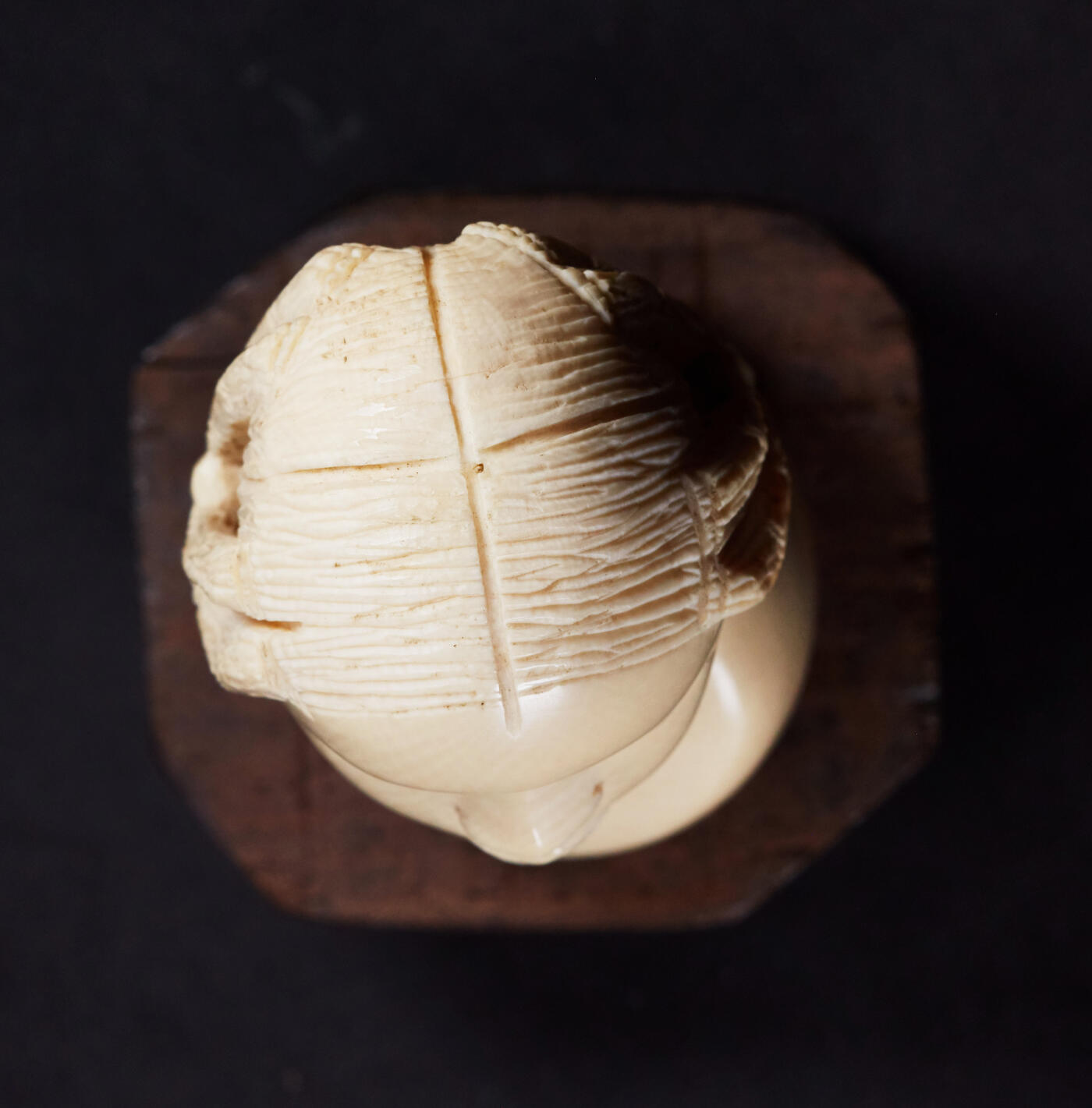 【俄甄集藏】“万象更新、马呈祥瑞”迎新春俄甄精品场-2026年(047)01-21 星期三 晚 19:30 全场包邮 欧洲回流中古白色有机材料妇女雕像，雕像高：120mm，雕像底部尺寸：50mmx40mm，雕像重量（不含木质底座）：311.02克，雕工精美，保存完好无纹裂，不可多得