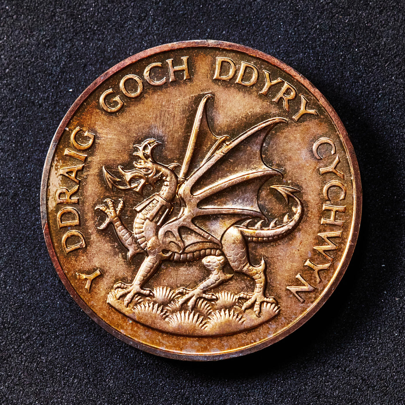 【俄甄集藏】“万象更新、马呈祥瑞”迎新春俄甄精品场-2026年(047)01-21 星期三 晚 19:30 全场包邮 英国1969年查尔斯王子受封威尔士亲王纪念铜章，威尔士直径：31mm，重量：26.21克，包浆匀称