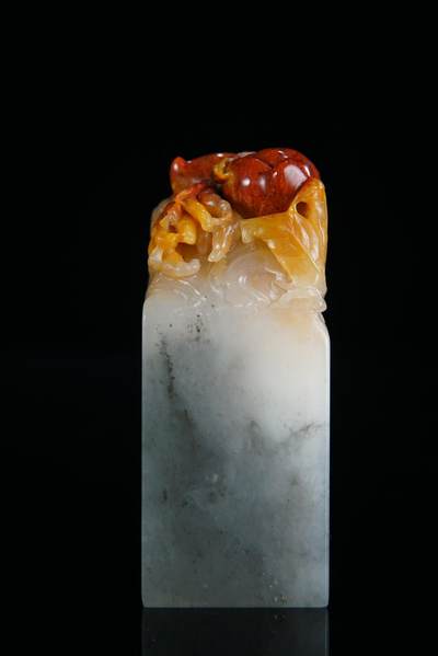 方寸藏珍·寿山田黄印章专场（一） - 寿山三彩坑头石《佛手》钮章