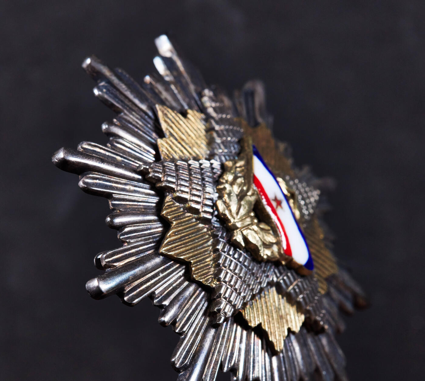 【俄甄集藏】“万象更新、马呈祥瑞”迎新春俄甄精品场-2026年(047)01-21 星期三 晚 19:30 全场包邮 南斯拉夫1947年版一级国旗勋章，银质局部镀金珐琅，高等级，稀有，共发型1321枚，直径：80mm，重量：92.85克