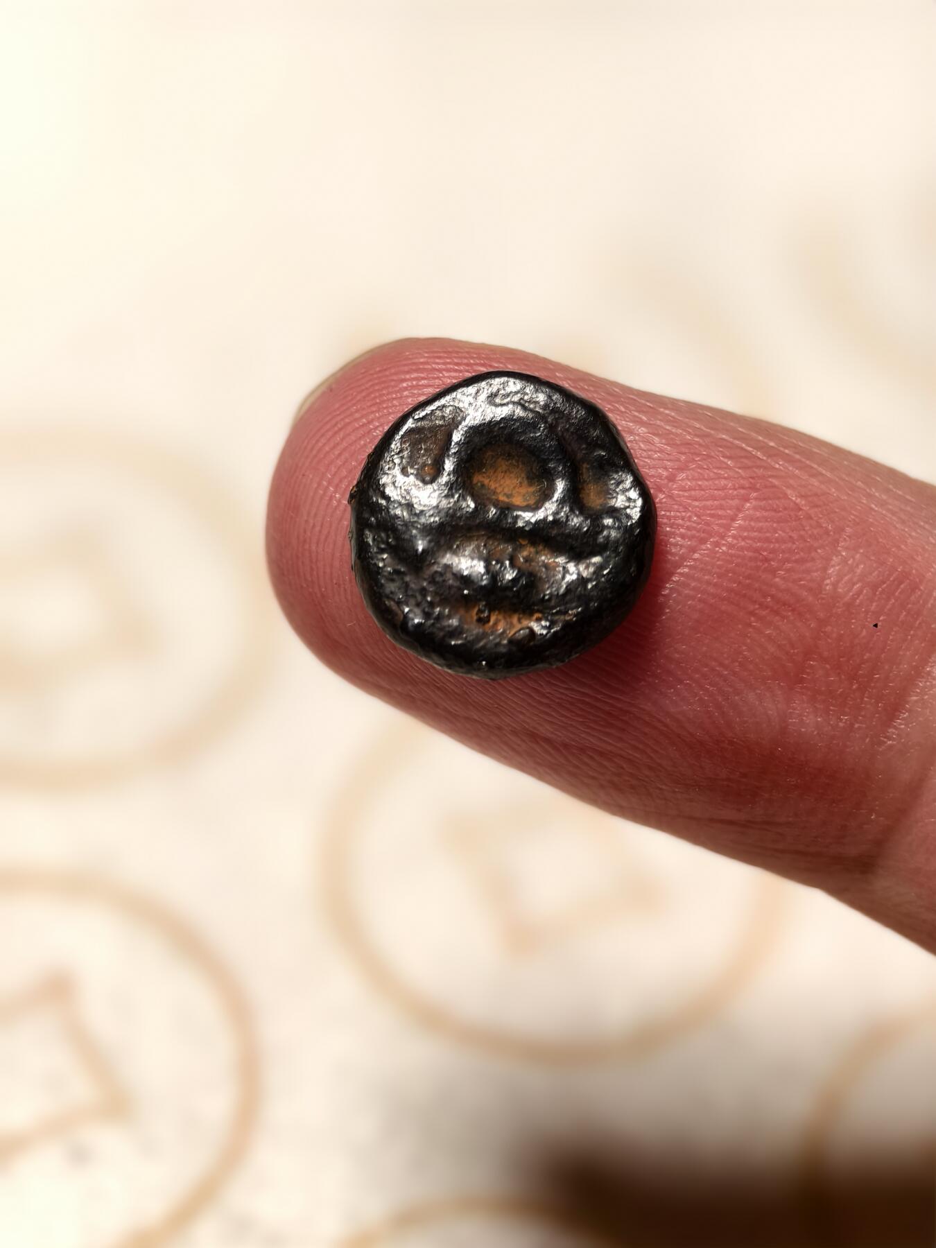 抚柳草堂-第九期章牌钱币（大寒专场） 奖章勋章限时免佣 满百包邮 放漏专场 三佛齐王国末期至满者伯夷王国早期打制小银币 1.4g重正面有檀香花徽记，背面爪哇岛文，面值1 Unit或称Masa