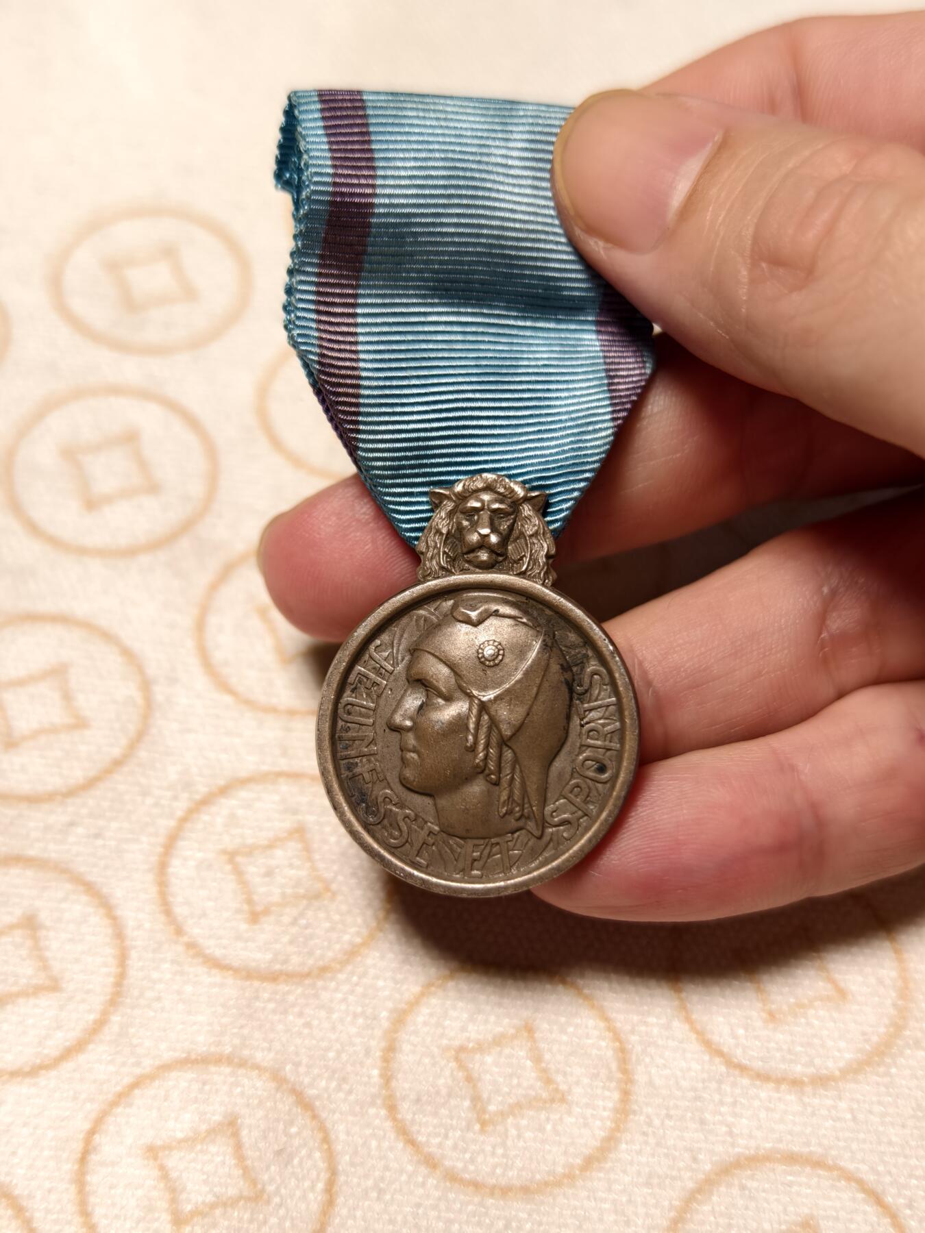 抚柳草堂-第九期章牌钱币（大寒专场） 奖章勋章限时免佣 满百包邮 放漏专场 20世纪中期 法国银级体育奖章  银质950银带银标  去掉绶带净重14.9g