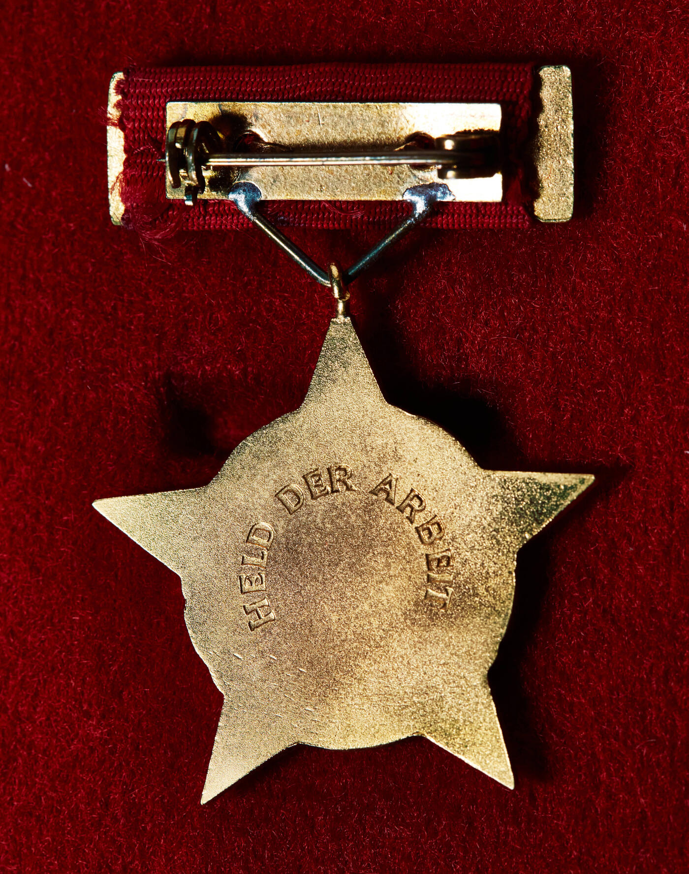 【俄甄集藏】“万象更新、马呈祥瑞”迎新春俄甄精品场-2026年(047)01-21 星期三 晚 19:30 全场包邮 民主德国（东德）劳动英雄勋章，原盒，铜质镀金，民事勋章里的天花板，共发型10000枚，直径：35mm，重量：15.63克