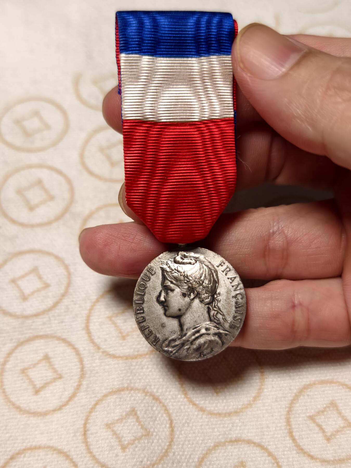 抚柳草堂-第九期章牌钱币（大寒专场） 奖章勋章限时免佣 满百包邮 放漏专场 1963法国银级劳工奖章   银质 950银带标 去掉绶带净重9.8g