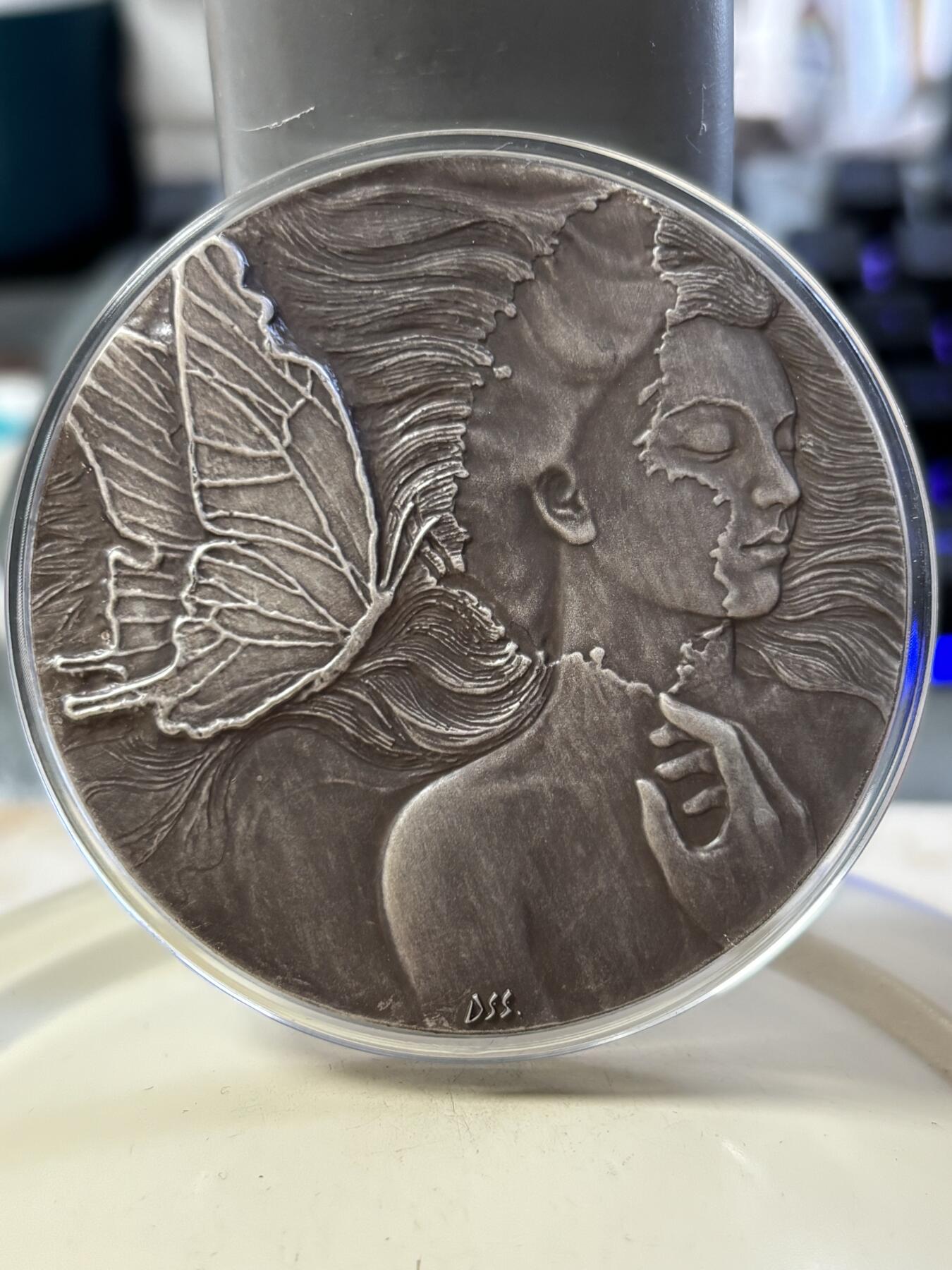 第188期拍卖 铸梦系列银章《铸梦·碟缘》纪念银章带盒证书，150克，999银，材料价3255