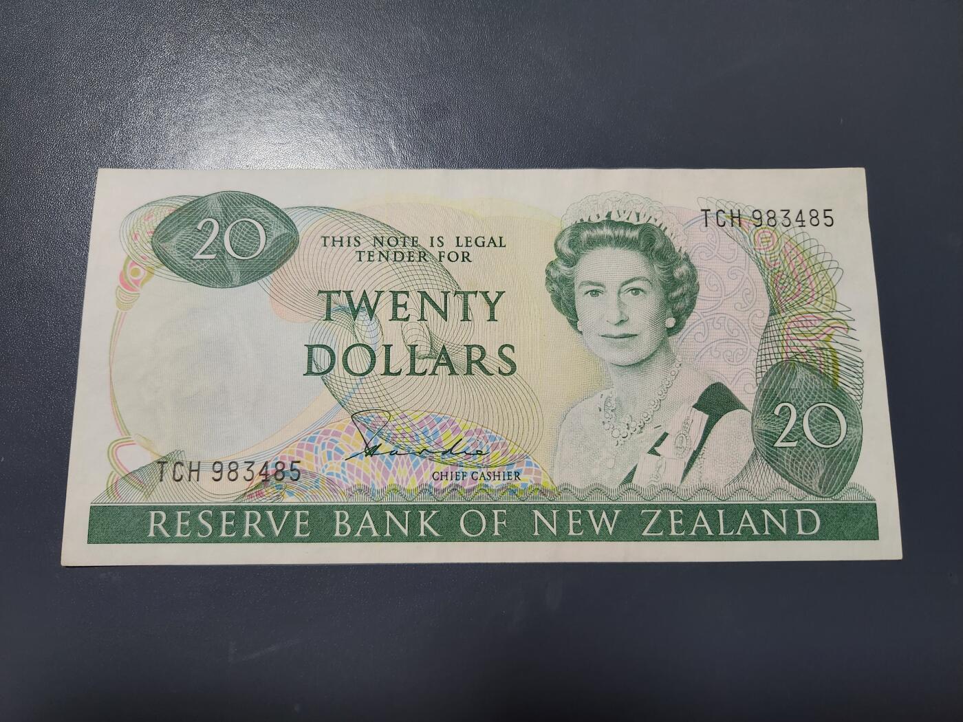 1月17号晚上8点 外国纸币自动截拍第8场 新西兰20 首签名 极美品