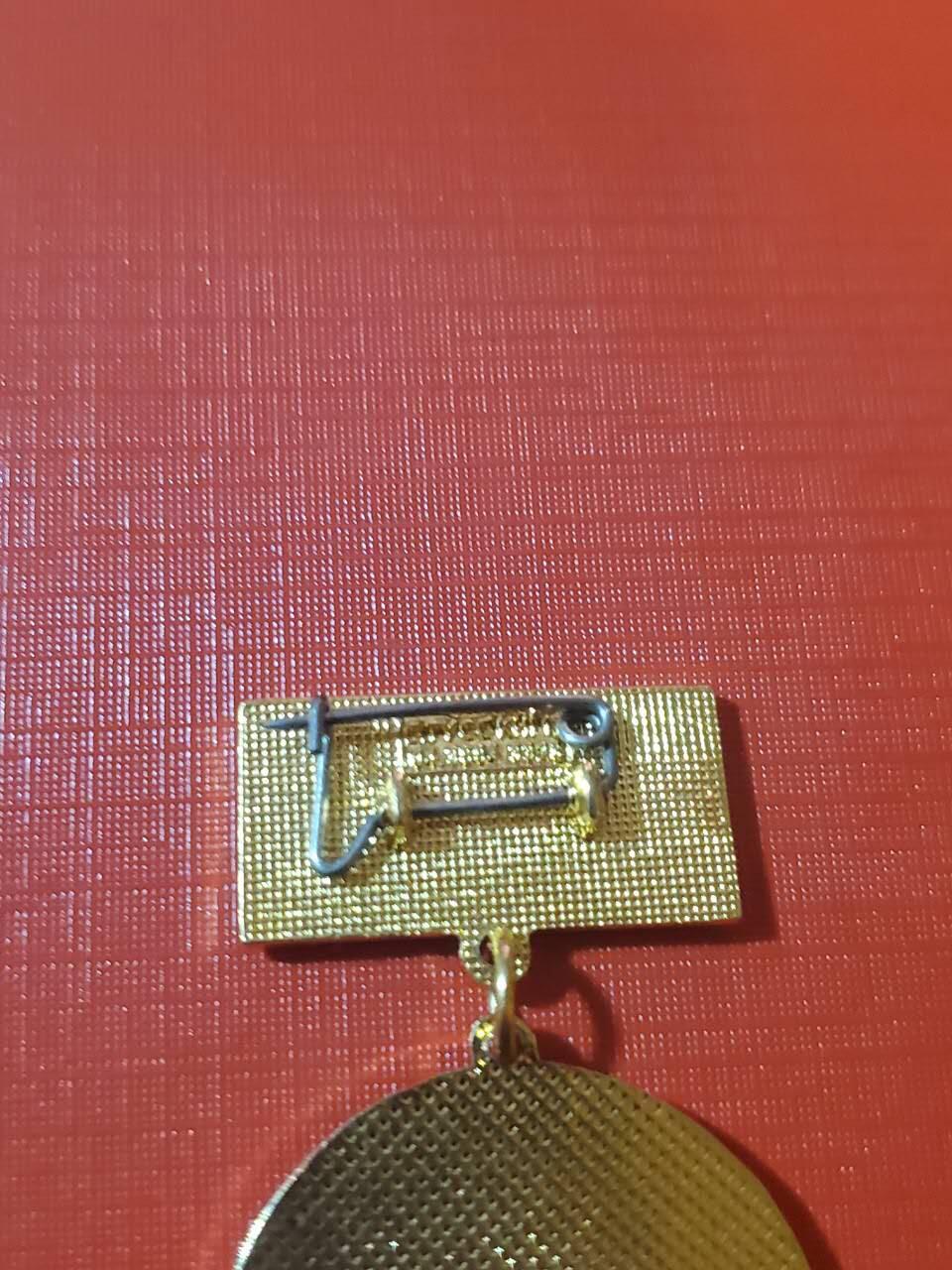 罗岚⭐爱藏⭐甄选专拍第四场-分享拍场赚佣（实体经营） 越南越南共产党光荣在党65年证章 极品铜镀金 带双厂标