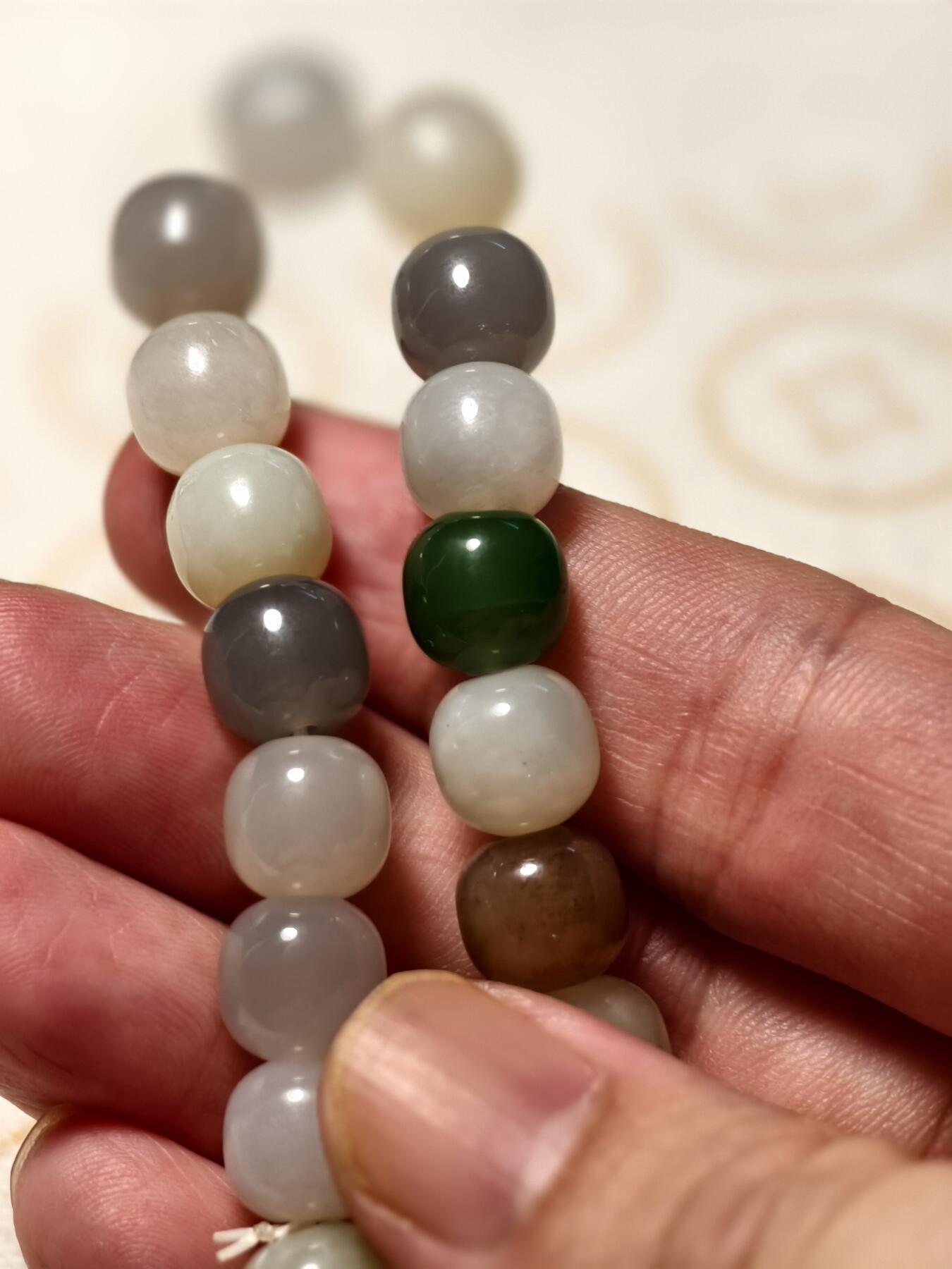 抚柳草堂-第九期章牌钱币（大寒专场） 奖章勋章限时免佣 满百包邮 放漏专场 和田玉多宝彩虹糖手串  珠子油润细腻个别有瑕疵 直径9.5mm左右 全部和田玉色彩丰富上手感觉不错