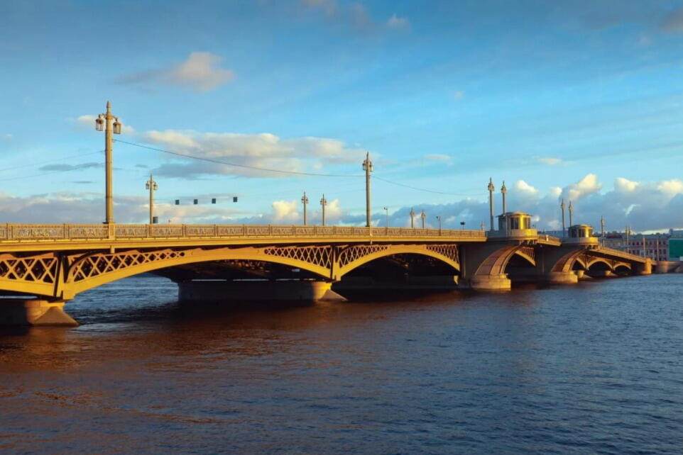 【俄甄集藏】“万象更新、马呈祥瑞”迎新春俄甄精品场-2026年(047)01-21 星期三 晚 19:30 全场包邮 沙俄1850年纪念圣彼得堡布拉戈维申斯克大桥竣工超大银章，NGC MS62，珍稀品种R2级，正面海神代表涅瓦河，雅典娜女神象征俄罗斯，是19世纪俄罗斯工程成就的重要见证，高浮雕，类精制底板，直径：75mm，重约160克，俄罗斯章牌的名誉品种