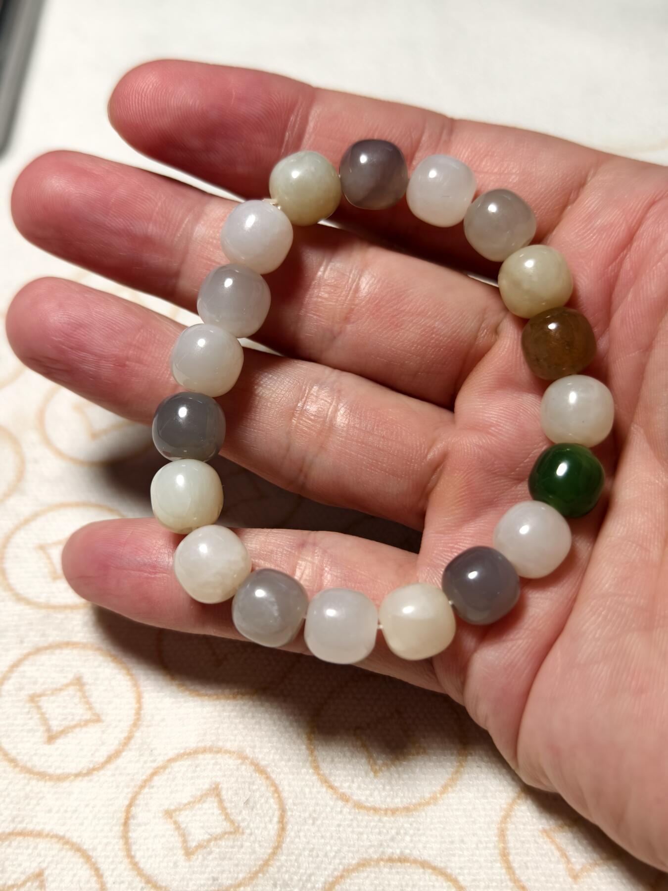 抚柳草堂-第九期章牌钱币（大寒专场） 奖章勋章限时免佣 满百包邮 放漏专场 和田玉多宝彩虹糖手串  珠子油润细腻个别有瑕疵 直径9.5mm左右 全部和田玉色彩丰富上手感觉不错