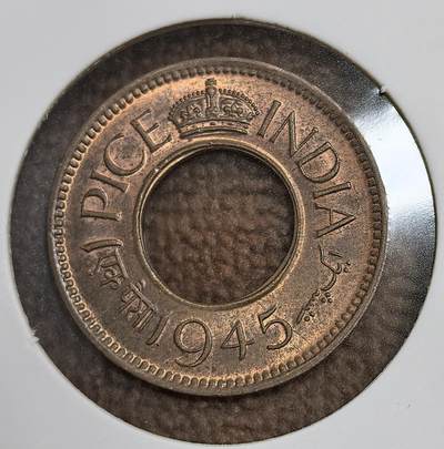 外国优质银币南亚香港苏联等专场，周六九点倒数截拍，满百包邮，持续收拍 - 原光英属印度 1945 年发行的 1 派斯圆孔铜币，正面是 “PICE INDIA” 字样与年份，辅以印地语、乌尔都语铭文，展现殖民时代的多元文化；背面是精致的缠枝花纹饰，独特的圆孔造型与古朴铜锈沉淀着二战末期的历史气息，是极具收藏价值的殖民时期币种。