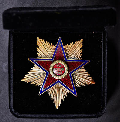 【俄甄集藏】“万象更新、马呈祥瑞”迎新春俄甄精品场-2026年(047)01-21 星期三 晚 19:30 全场包邮 - 罗马尼亚社会主义共和国1948-1966年一级共和国之星勋章，罗马尼亚社会主义时期最高等级勋章之一，银质镀金局部珐琅，直径：70mm，重量：70.76克，发行量约200枚