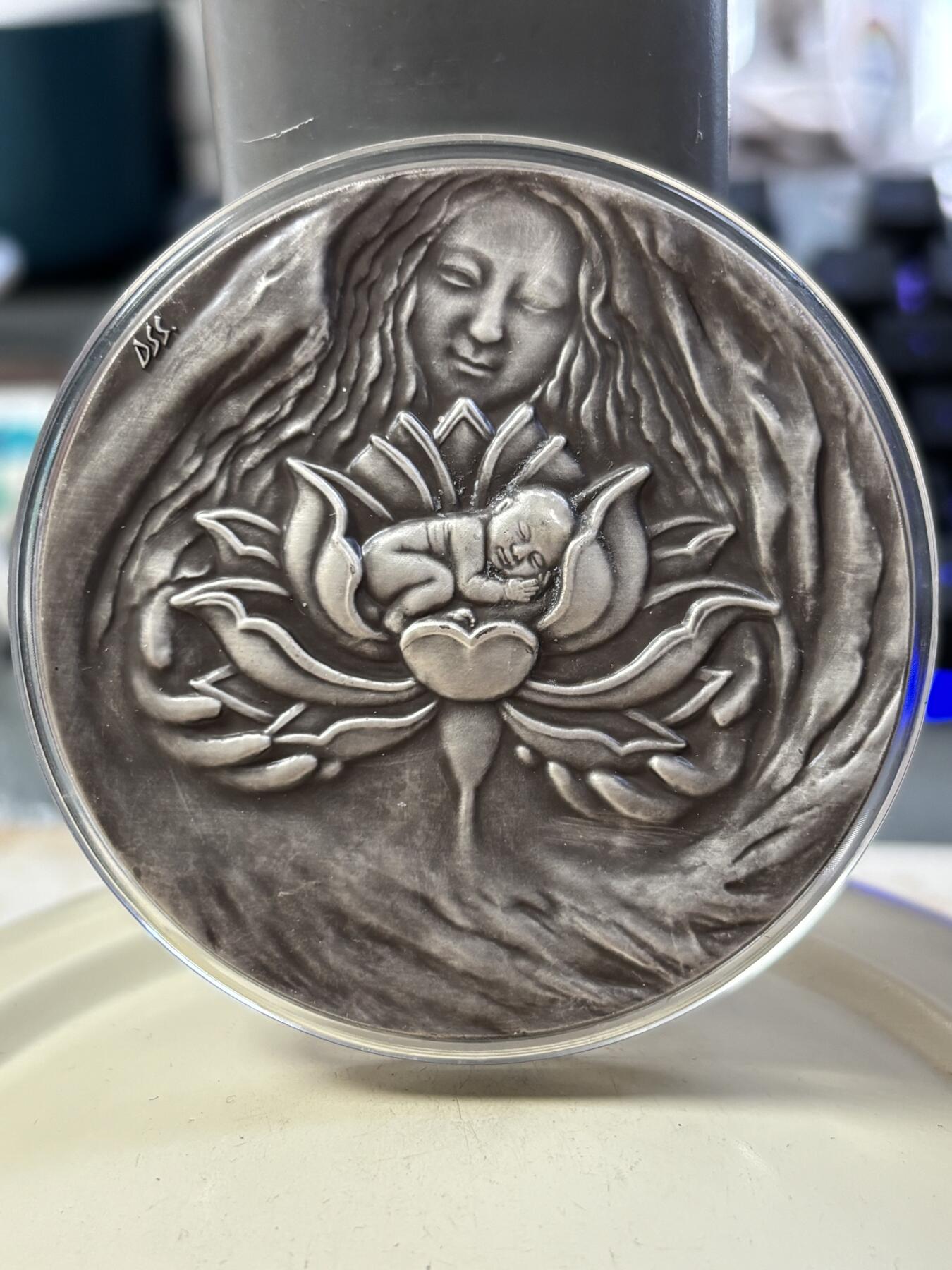 第188期拍卖 铸梦系列银章《铸梦·淳爱》纪念银章带盒证书，150克，999银，材料价3255