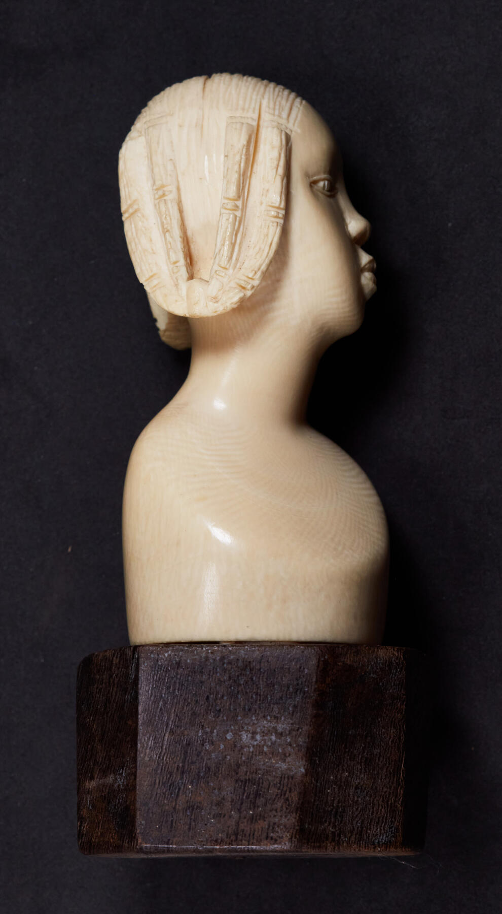 【俄甄集藏】“万象更新、马呈祥瑞”迎新春俄甄精品场-2026年(047)01-21 星期三 晚 19:30 全场包邮 欧洲回流中古白色有机材料妇女雕像，雕像高：120mm，雕像底部尺寸：50mmx40mm，雕像重量（不含木质底座）：311.02克，雕工精美，保存完好无纹裂，不可多得