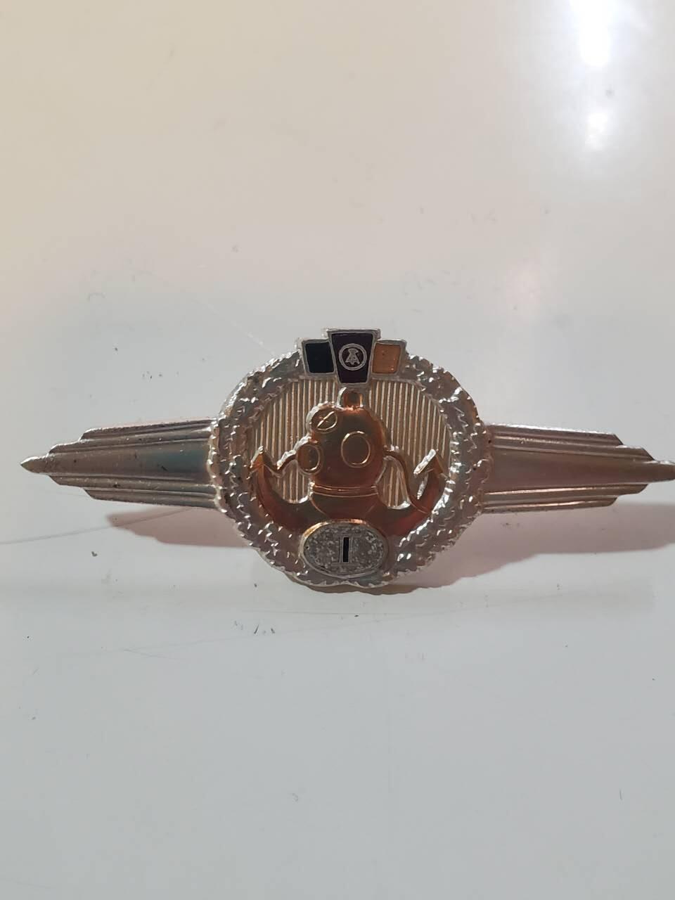 韵星假日拍卖第三十七期 -- Rimey Holidays Auction 37 民主德国一级1960版本一级潜水员特种部队技能章 最稀少的证章之一 转轮版本