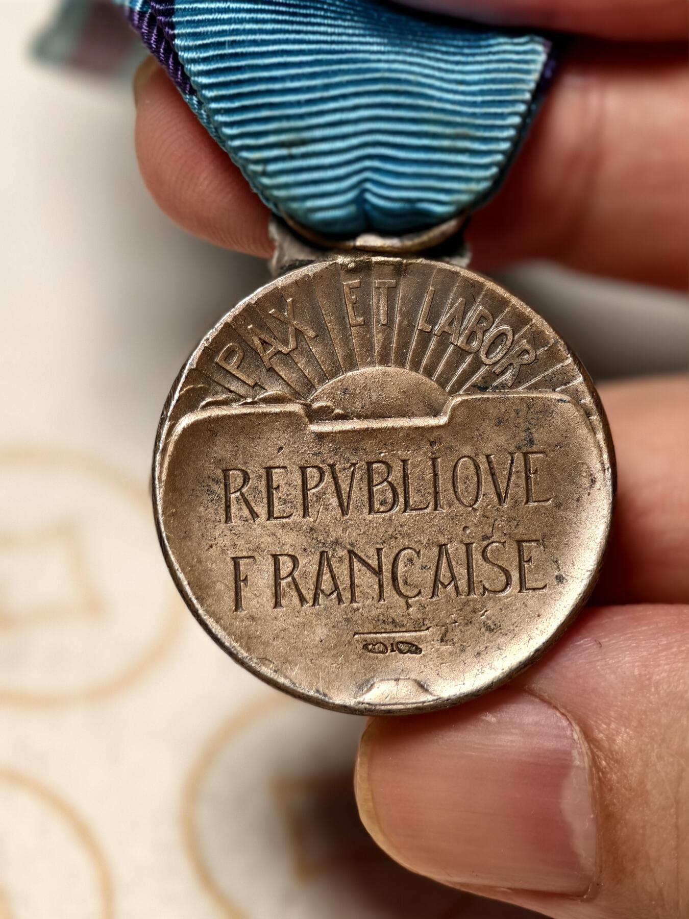 抚柳草堂-第九期章牌钱币（大寒专场） 奖章勋章限时免佣 满百包邮 放漏专场 20世纪中期 法国银级体育奖章  银质950银带银标  去掉绶带净重14.9g