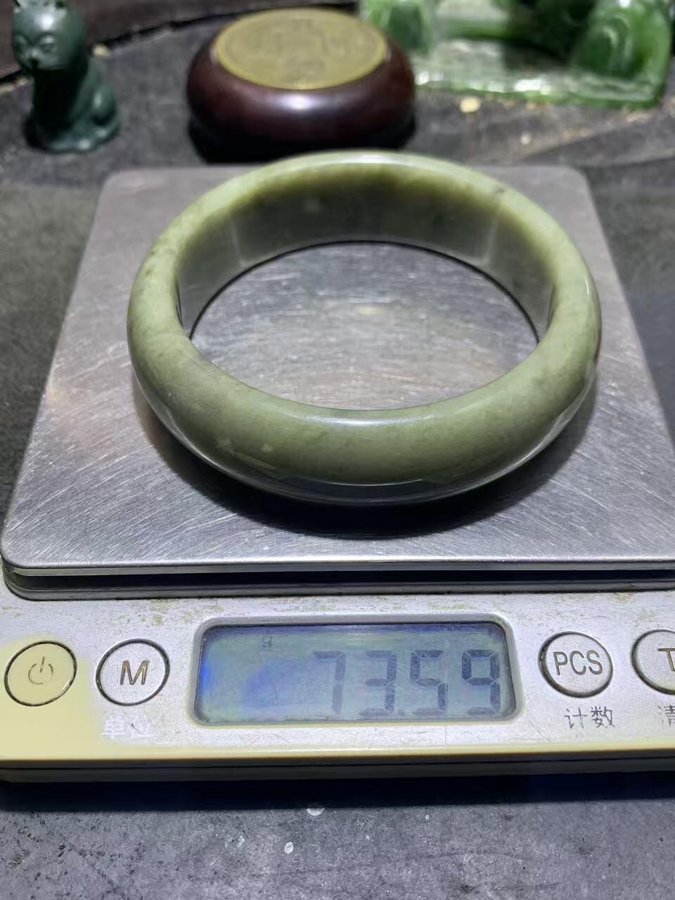 精美青海料和田玉手镯一只，